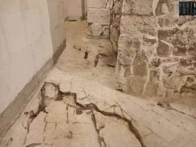 Sotto i nostri piedi vediamo infatti uno strato di pietra bianca che, in certi punti, rivela un livello sottostante pi� irregolare e annerito